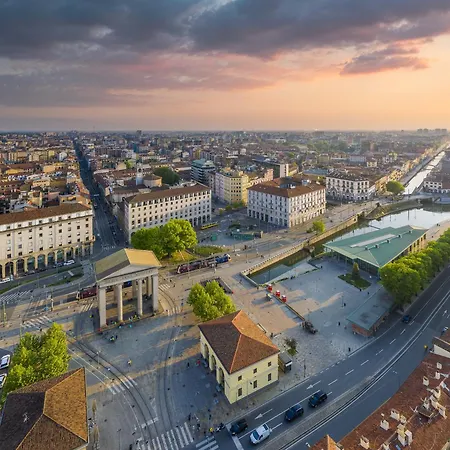 Naviglio Grande - Sui Navigli Corte Storica * Милан