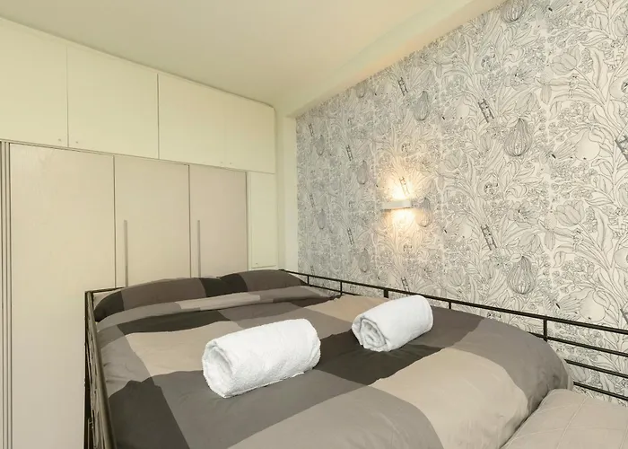 Naviglio Grande - Sui Navigli Corte Storica * Милан